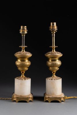 une paire de lampes anciennes en laiton et marbre