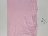 un t-shirt rose avec une poche sur la poitrine