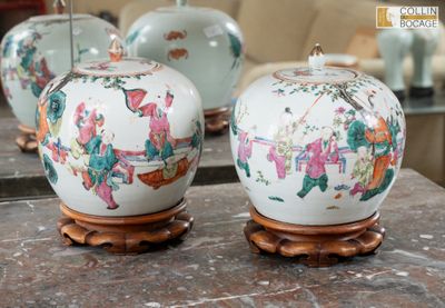 trois vases posés sur une table