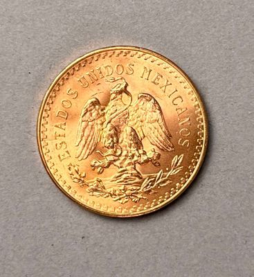 une pièce d'or à l'effigie d'un aigle, posée sur une table