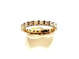 une image d'une bague en diamant sur une surface blanche