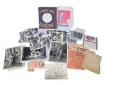 une vieille photo représentant un tas de vieilles photos et d'autres objets