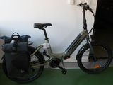 un vélo garé à côté d'un sac posé par terre