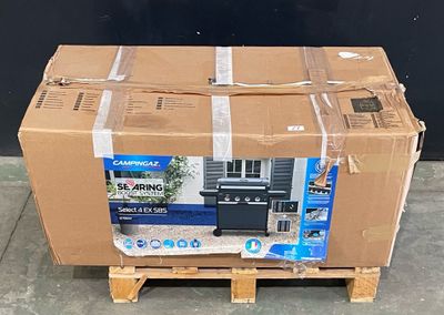 un carton posé sur une palette, sur lequel se trouve un ordinateur