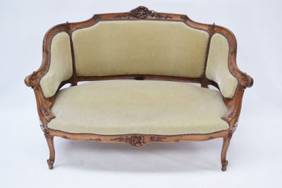 une photo d'un canapé en bois avec une assise rembourrée beige