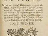 un vieux livre écrit posé sur une table