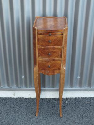 l'image d'une petite table en bois avec des tiroirs