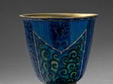 une tasse bleue et dorée posée sur une table