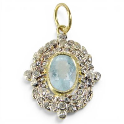 un gros plan d'un pendentif orné d'une pierre bleue entourée de diamants