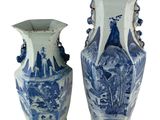 paire de vases bleus et blancs posés sur une surface blanche