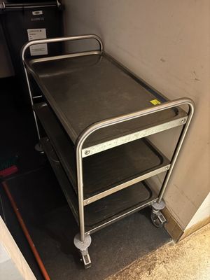 un chariot métallique posé dans le coin d'une pièce