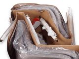 une boîte en carton contenant un certain nombre d'objets