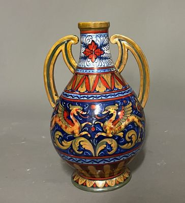 un vase bleu et or posé sur une table