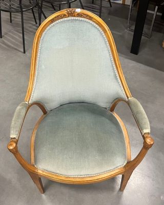 une chaise qui se trouve au milieu d'une pièce