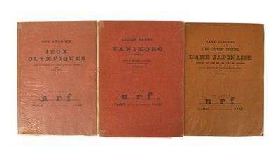 trois livres sont alignés sur une surface blanche