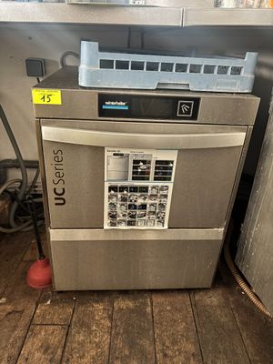 une photo représentant un réfrigérateur et un lave-vaisselle dans une cuisine