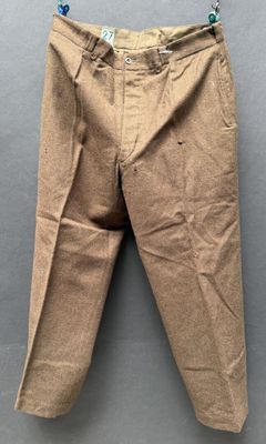 un gros plan sur un pantalon accroché au mur