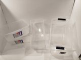 trois récipients en plastique posés par terre