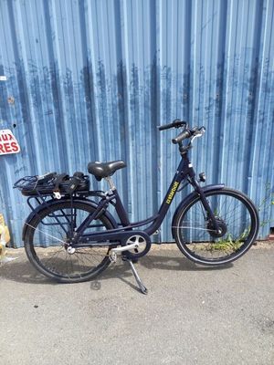 un vélo garé près d'un mur bleu