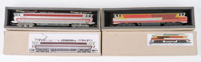 trois trains emballés, posés dans une boîte sur une surface blanche