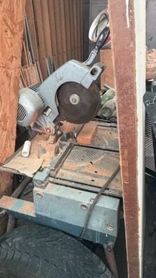 une machine qui découpe du bois à l'aide d'une lame circulaire