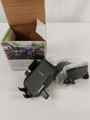 une photo d'un chargeur de voiture dans une boîte, posée sur une surface blanche