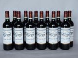 six bouteilles de vin sont alignées sur une table
