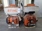 deux machines posées à même le sol