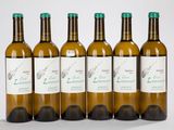 six bouteilles de vin sont alignées sur une surface blanche