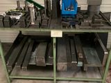 une table sur laquelle sont posés plusieurs objets en métal
