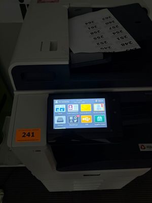 une imprimante posée sur un bureau