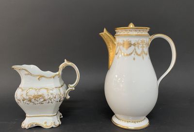 deux vases blancs et dorés et un pichet blanc sur fond noir