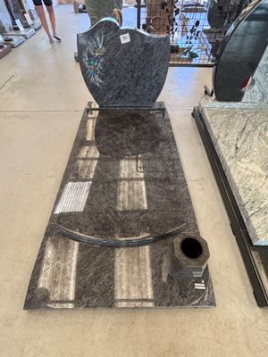 un sol en marbre noir et blanc dans un magasin