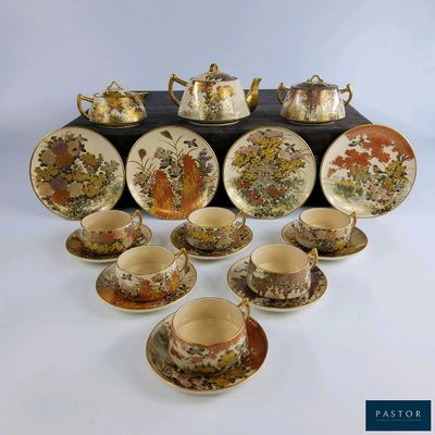 un grand nombre de tasses à thé et de soucoupes posées sur une table