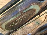 un gros plan d'une vieille moto avec un guidon en bois