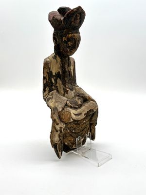 l'image d'une statue de femme assise sur une chaise
