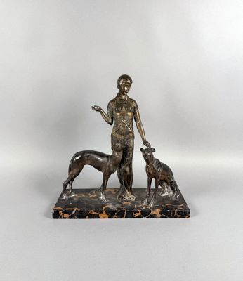 statue en bronze représentant une femme et deux chiens, posée sur un socle en marbre