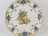 une assiette ornée d'un motif floral sur une surface blanche