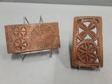 deux œuvres d'art exposées sur une table