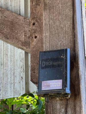 une boîte aux lettres fixée sur le côté d'un poteau en bois