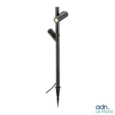 un projecteur noir sur fond blanc, avec un fond blanc