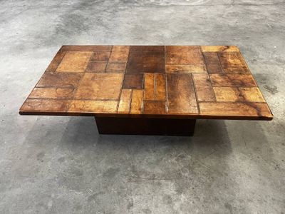 Table basse gainée de cuir sur le plateau et le piètement un…