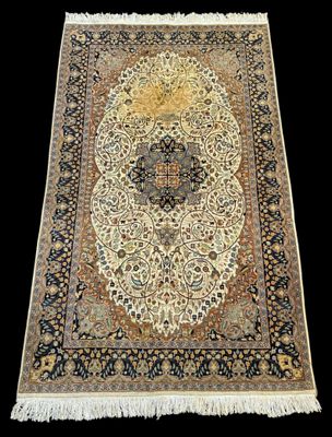 un tapis oriental orné d'un motif en médaillon sur fond noir