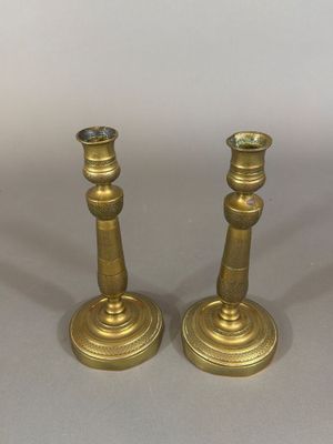 paire de chandeliers anciens en laiton sur fond blanc