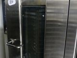 un four en acier inoxydable avec une porte vitrée dans une cuisine