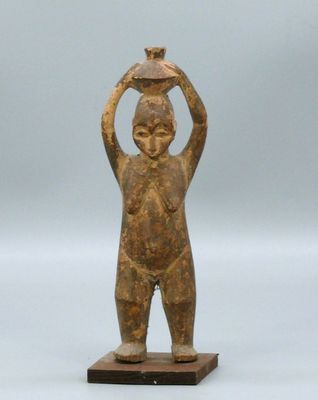 statue d'un homme tenant un pot sur la tête