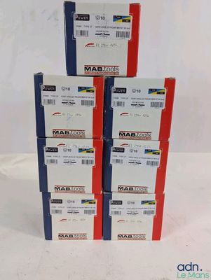 quatre boîtes de courrier sont empilées les unes sur les autres