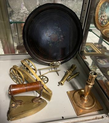 Plateau Napoléon III en tôle peinte, fer ancien, bougeoir en…