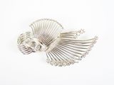 broche plaquée argent avec des perles sur fond blanc