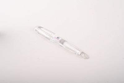 une brosse à dents et du dentifrice posés sur une table